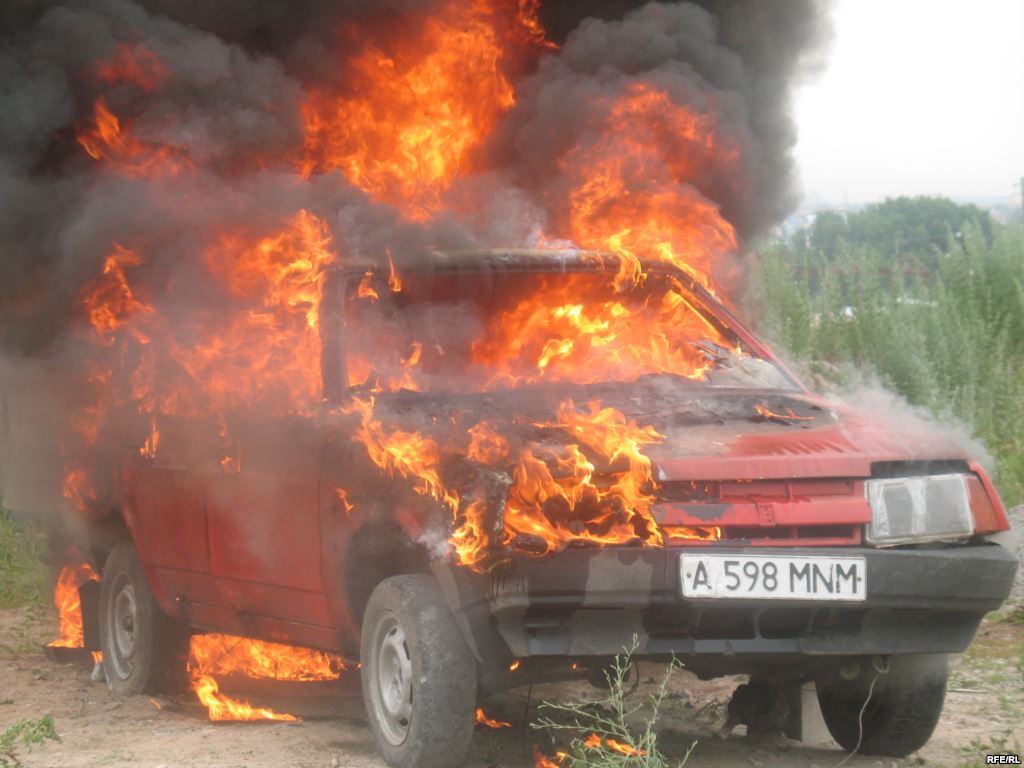 В Хакасии автовладелец сам сжег свой ВАЗ