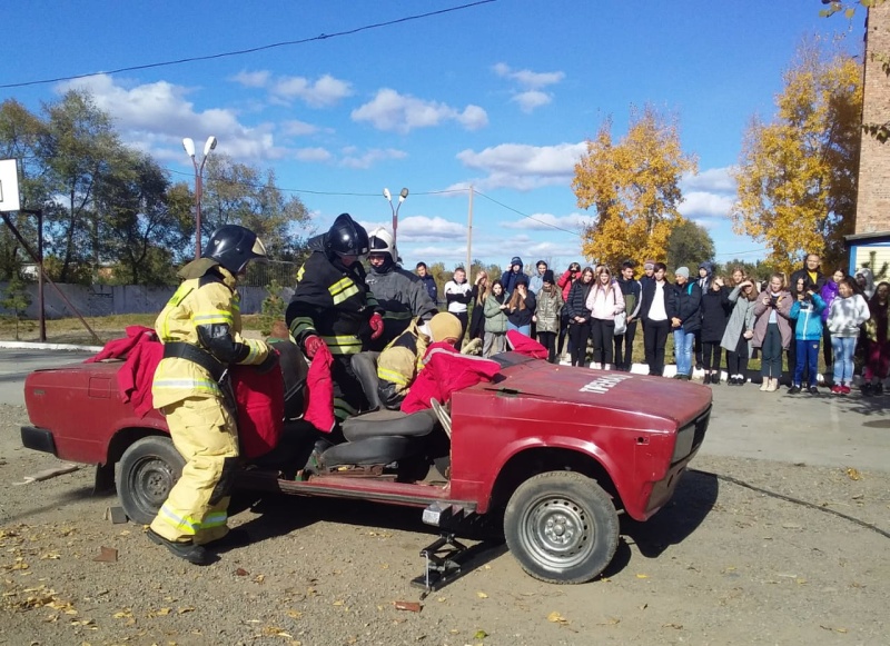 Школьники наблюдали, как пожарные разрезают автомобиль в городе угольщиков