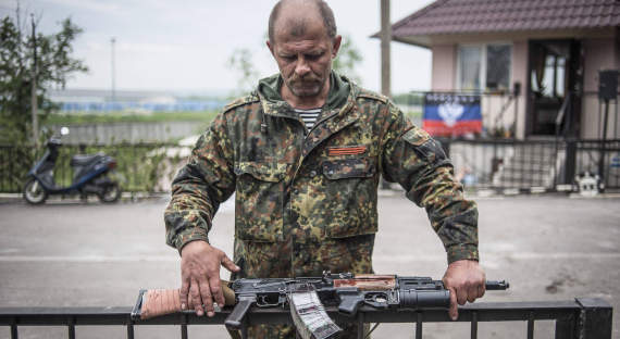 Украинский снайпер убил офицера ДНР, выводящего из под огня детей