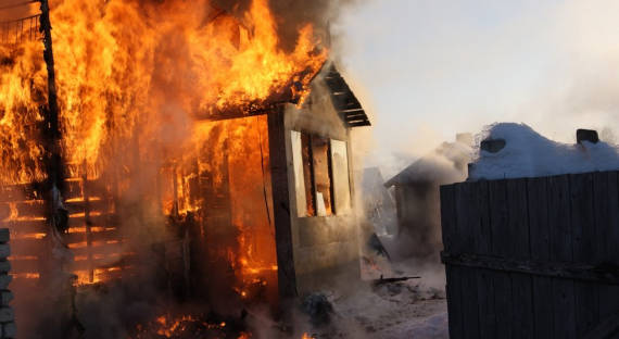 Пятничные пожары в Хакасии: граждане жгут свои дома и бани