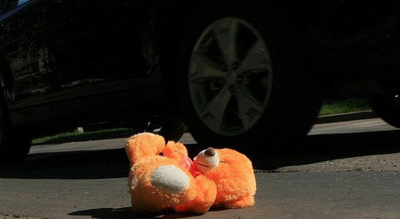 На Сахалине погиб ребенок, пытавшийся достать мяч из-под машины