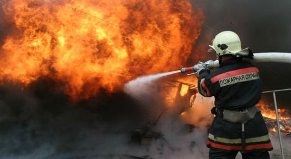 В Минусинске полицейские вынесли пенсионера из горящего дома