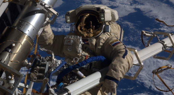 Космонавты Новицкий и Дубров второй раз за неделю вышли в открытый космос