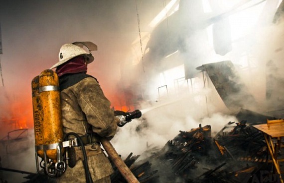 За сутки в Хакасии потушили два горящих дома и гараж