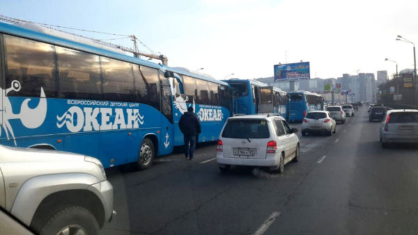 Во Владивостоке столкнулись пять автобусов с детьми (ВИДЕО)