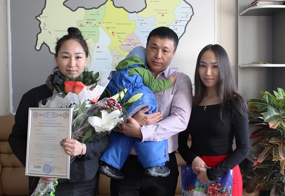 Семье из Хакасии вручили юбилейный, 38-тысячный сертификат