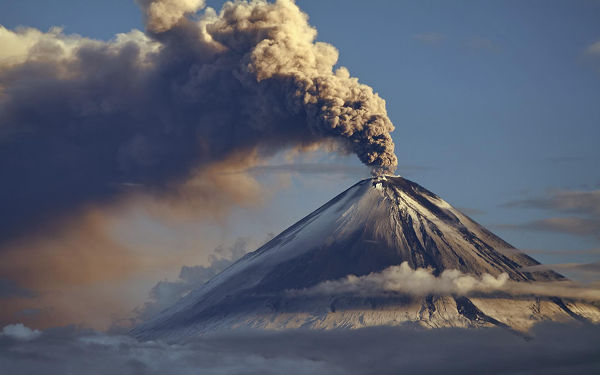 Вулкан Шивелуч выбросил 5-километровый столб пепла