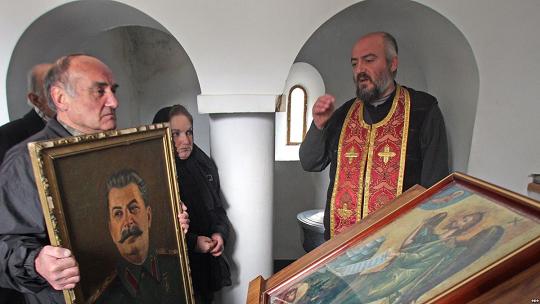 Церковь МП РПЦ на Украине обклеили плакатами со Сталиным