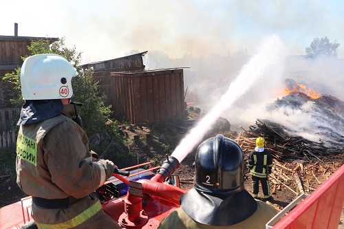 Почти 9 часов пожарные Хакасии боролись с огнем на минусинской лесопилке (ФОТО)