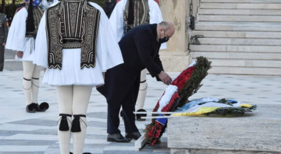 Мишустин возложил цветы к памятнику Неизвестному солдату в Греции