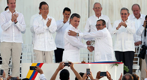 Власти Колумбии и повстанцы подписали мирный договор