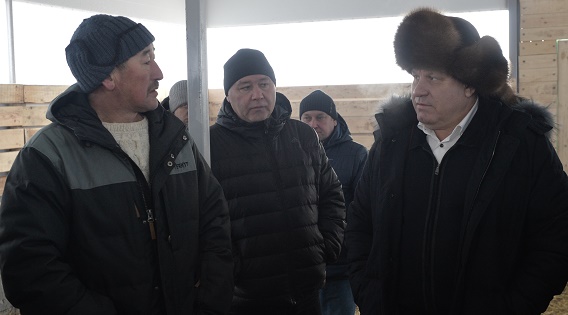 Глава Хакасии встретился с фермерами в Бейском районе