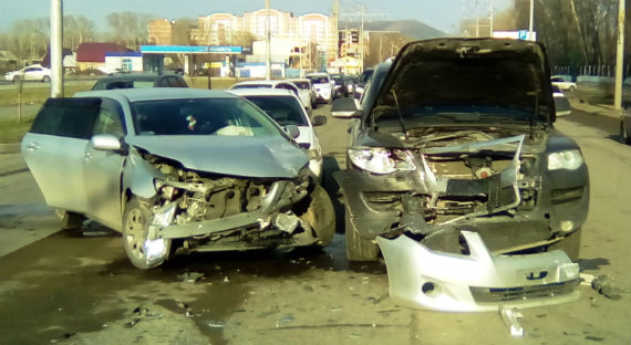 В Абакане женщины на "Toyota Fielder" спровоцировали две аварии