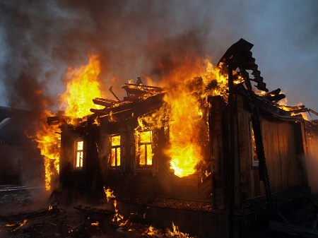 В Абакане недостроенный дом сгорел из-за "козла"