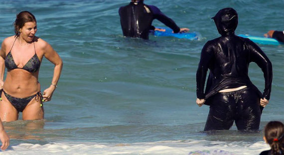 Во Франции женщинам запретили купаться в буркини