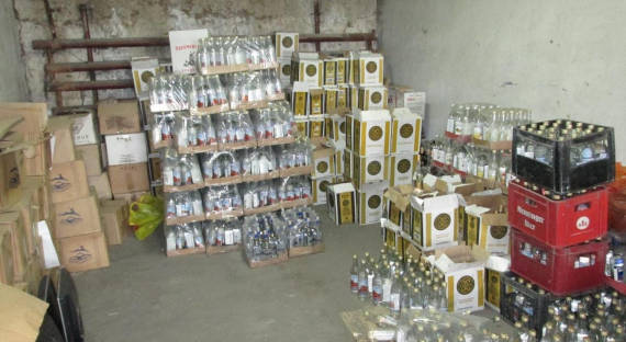 В Хакасии задержали мужчину с тысячами литров алкоголя