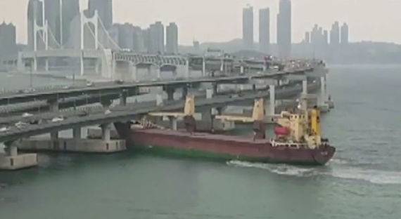 Российское судно столкнулось с мостом в Корее (ВИДЕО)