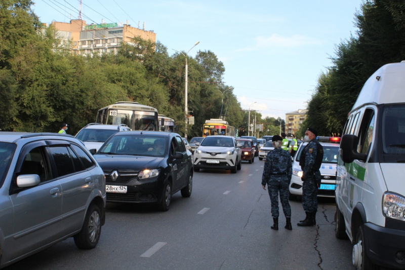 Машины с мигалками и люди в форме: на центральной улице Абакана прошли массовые проверки