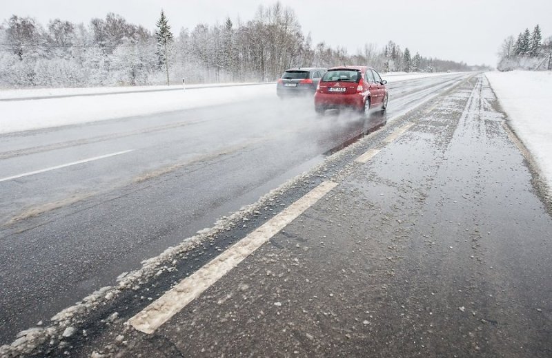 Гололедица и снежные накаты усугубляют ситуацию на дорогах Хакасии