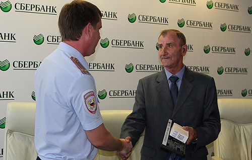 В Красноярске наградили военного пенсионера, задержавшего налетчика на банк (ВИДЕО)
