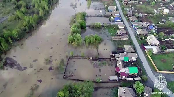 В Абазе из-за разлива реки Абакан подтопило частные домовладения и дорогу