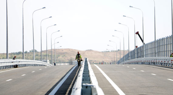 На путепроводе на пересечении автоподхода к Крымскому мосту запущено движение