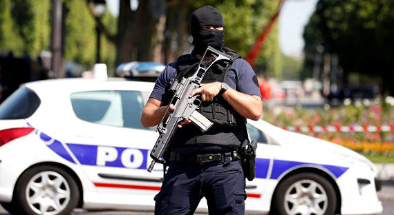 Злоумышленник, напавший на жандармов в Париже, скончался