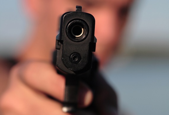 В Черногорске мужчина угрожал продавцу пистолетом