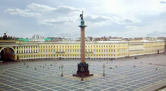 Туристы разобрали на сувениры брусчатку с главной площади Петербурга