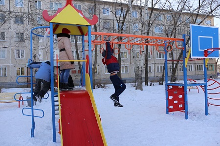 Во дворах Саяногорска РУСАЛ установил детские спортивно-игровые комплексы