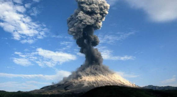 Вулкан Карымский выбросил столб пепла высотой в шесть километров