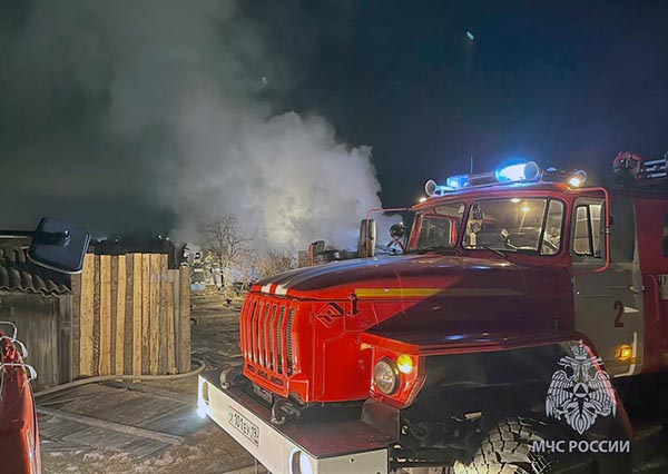 В Хакасии дважды за сутки тушили надворные постройки