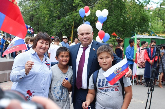 Виктор Зимин и Елена Вяльбе вместе с жителями Хакасии отпраздновали День российского флага