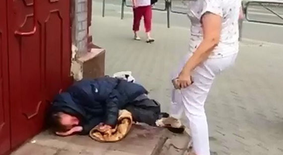 В Перми уволили чиновницу, пнувшую бездомного