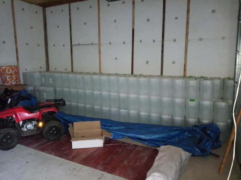 В Хакасии в обычном гараже нашли несколько тонн спиртного