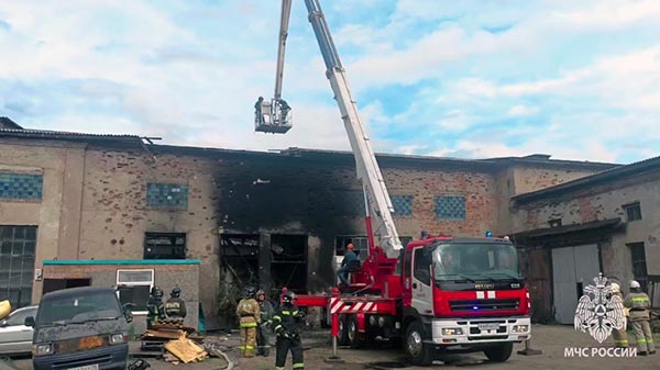 В Абакане пожарные спасли человека из горящего здания