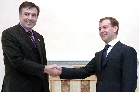Медведев выразил надежду на продолжение “шоу с Саакашвили”