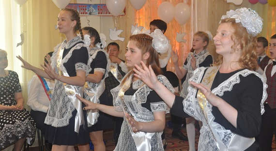 Представители «Единой России» поздравили выпускников