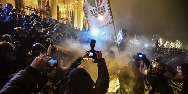 В Будапеште протестующие венгры устроили "маленький Париж"