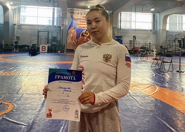Алина Сагалакова стала серебряным призёром первенства Сибири по спортивной борьбе