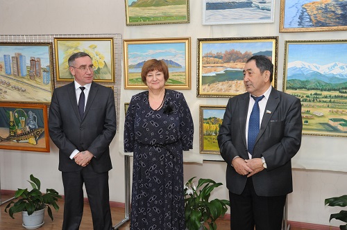 В Хакасии открылась выставка картин депутата Верховного Совета
