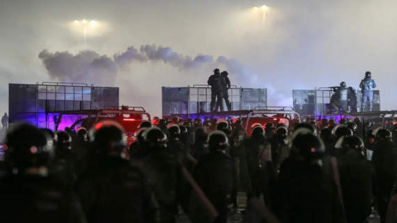 Президент Казахстана ввел режим ЧП в районах, охваченных протестами