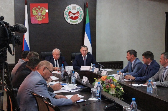 Глава Хакасии встретился с замом министра транспорта РФ