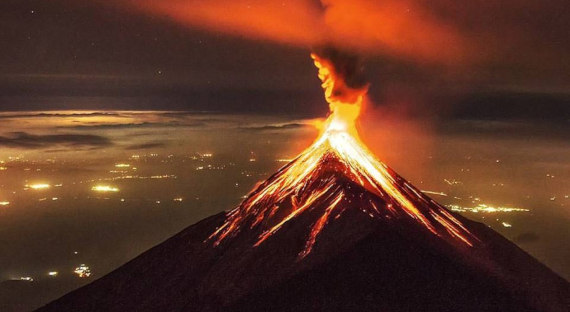 В Гватемале одновременно произошли землетрясение и извержение вулкана
