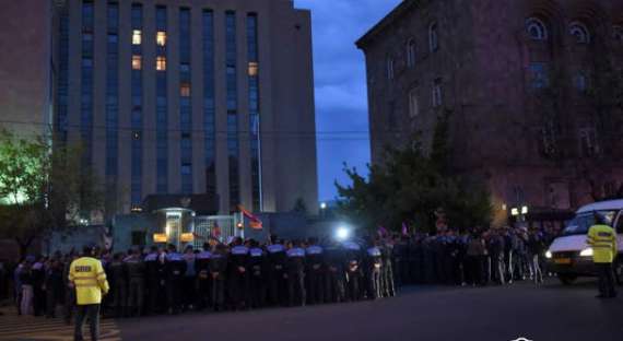 Армяне закидали яйцами посольство России