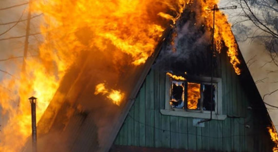 В Чапаево дотла сгорел двухэтажный дом