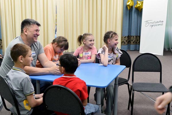 Волонтёры-металлурги провели серию обучающих игр в детском доме «Ласточка»