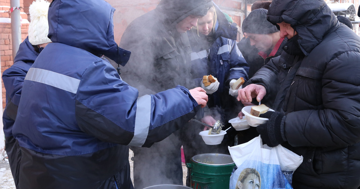 В морозной Хакасии бездомных согреют обедом