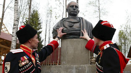 Казаки Санкт-Петербурга установили памятник Путину