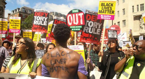 Беспорядки в Лондоне: Полицейские встали на колени